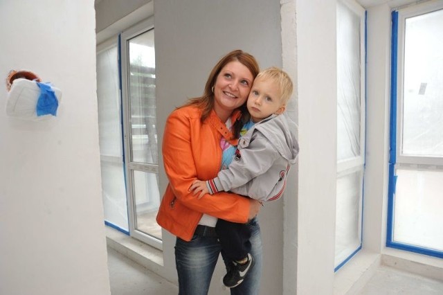 Magdalena Drogosz z Żagania z trzyletnim Kamilem w mieszkaniu, które wygrała w loterii "Gazety Lubuskiej&#8221;