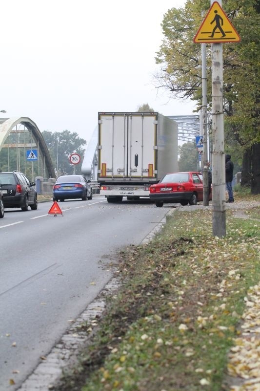 Wypadek na alei Kochanowskiego, przed mostami...