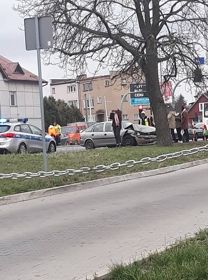 Opel uderzył w drzewo. Na szczęście nikomu nie stało się nic...