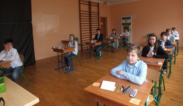 Na chwilę przed rozpoczęciem egzaminu. Uczniowie szóstej klasy Społecznej Szkoły Podstawowej już w sali egzaminacyjnej, za chwilę zostaną rozdane testy.
