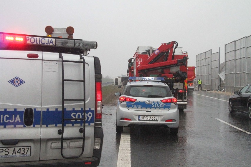 Poranna kraksa busa pod Kielcami. Kierowca w szpitalu