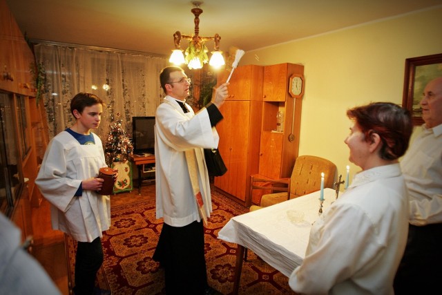 Księża w diecezji tarnowskiej mają do odwiedzenia ponad milion wiernych. Teoretycznie, ponieważ coraz częściej podczas kolędy drzwi do mieszkań parafian nie otwierają się przed nimi