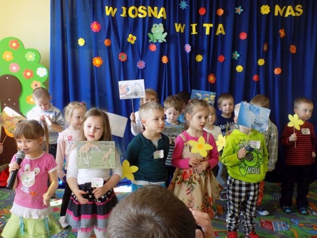 Dzieci z Samorządowego Publicznego Przedszkola w Sławnie wierszami i piosenkami powitały tegoroczną wiosnę. 