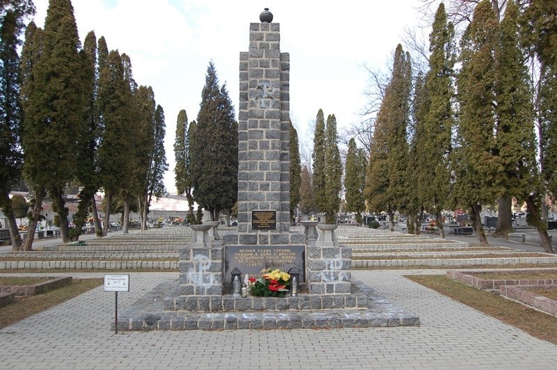 Nowy Sącz. Ukradli symbole sowieckie, napisali „precz z komuną” na cmentarzu [ZDJĘCIA]