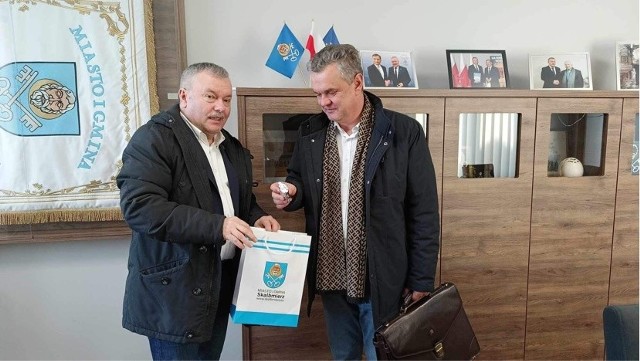 Ciasteczko z wróżbą wylosował Sławomir Kowalczyk, burmistrz Opatowca, który w andrzejki odwiedził Urząd Miasta i Gminy w Skalbmierzu