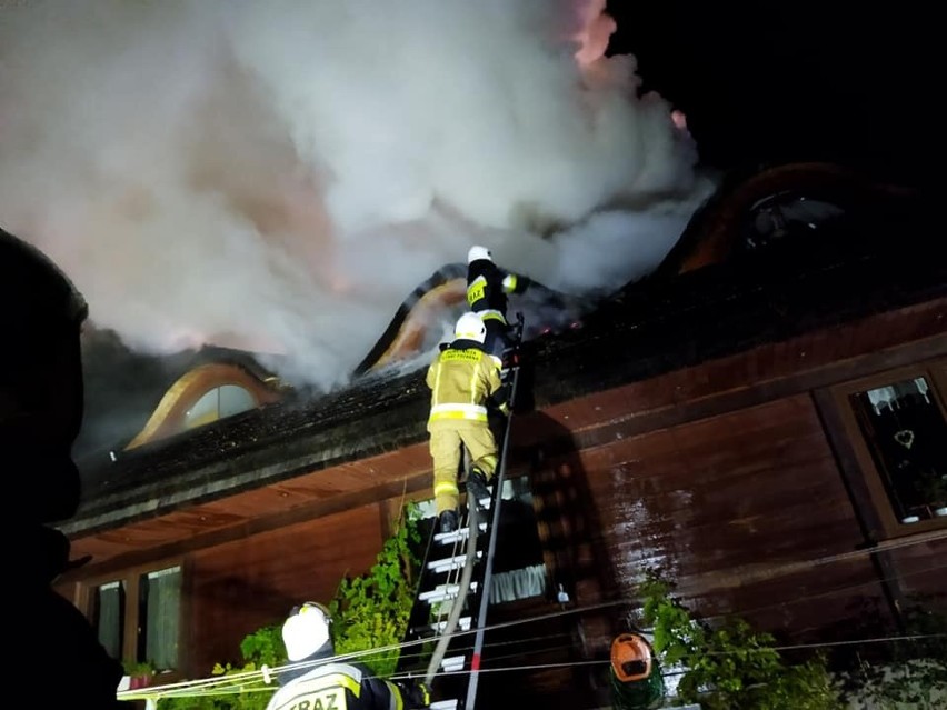Przez kilka godzin strażacy walczyli z pożarem domu w...