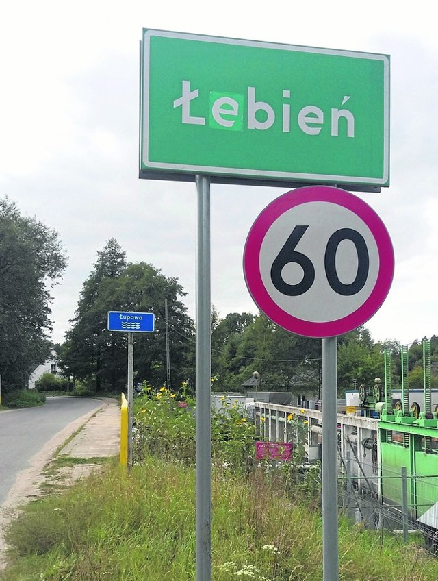 Przystanek w Łebieniu. Czysty i niezdewastowany, ale we wsi nie zatrzymuje się już żaden autobus. 