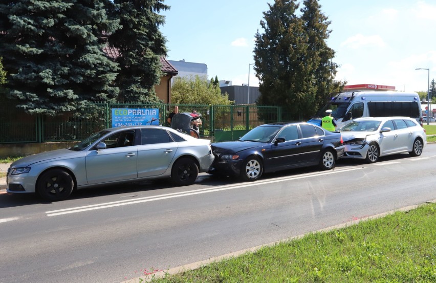 Wypadek i kolizja na ulicy Zbrowskiego w Radomiu. Jedna osoba ranna. Były utrudnienia w ruchu 