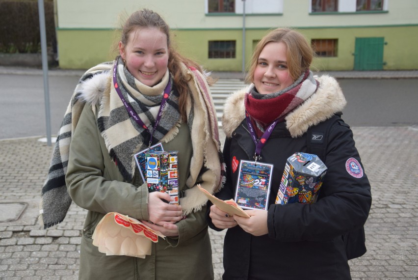 WOŚP 2019 Kędzierzyn-Koźle. Wielka Orkiestra Świątecznej Pomocy gra w Kędzierzynie-Koźlu. Na ulicach 130 wolontariuszy [zdjęcia]