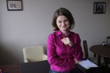 „Bo zaczynała w sekretariacie SB”: Aleksandra Chołub reprezentuje w sądzie pokrzywdzonych "drugą dezubekizacją"