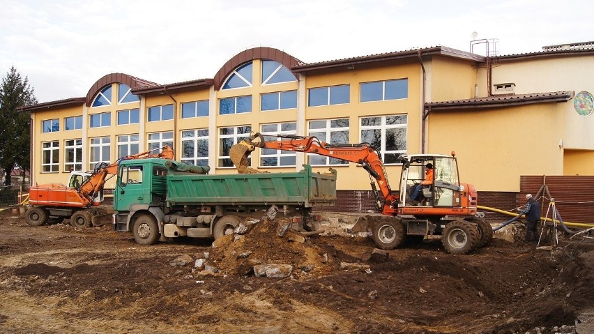 Prace przy basenie mineralnym i odwiercie chłonnym posuwają...