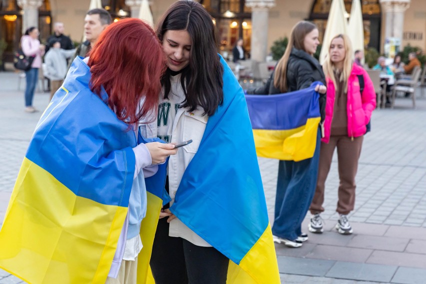 Kraków solidarny z Ukrainą. Manifestacja antywojenna na Rynku miesiąc po wybuchu wojny [ZDJĘCIA]