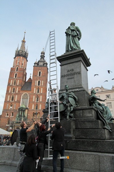 Spod pomnika Adama Mickiewicza wyruszył antysmogowy marsz żałobny [ZDJĘCIA]