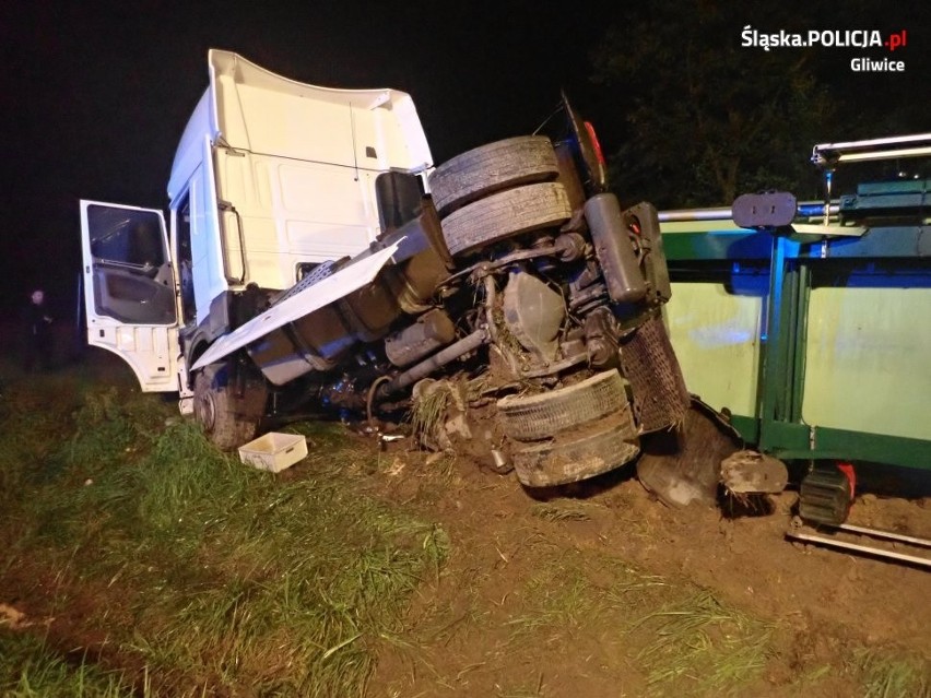 Wypadek na A4 w Gliwicach. Kierowca cysterny zasnął za kierownicą. Trwa wyciąganie auta z rowu. Uwaga na utrudnienia