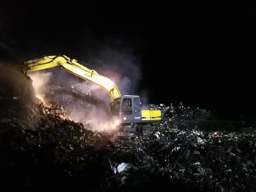 Piąty pożar na wysypisku odpadów w Fałkowie.  Działało siedem zastępów strażaków