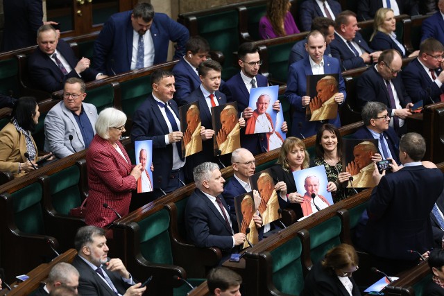 W czwartek Sejm przyjął uchwałę w sprawie obrony dobrego imienia św. Jana Pawła II