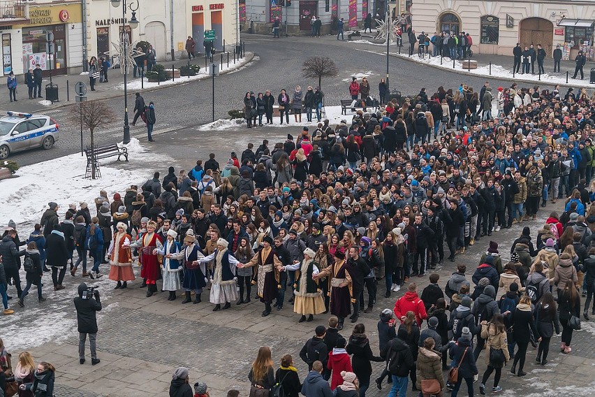 Jubileuszowy Polonez sądeckich maturzystów przed ratuszem