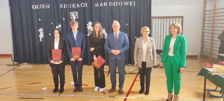 Burmistrz gminy Małogoszcz przyznał stypendia dla najzdolniejszych uczniów szkół podstawowych i ponadpodstawowych z gminy