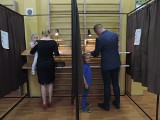 Wybory prezydenckie - Inowrocław. Poseł Krzysztof Brejza głosował razem ze swoją rodziną [zdjęcia]