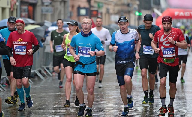 28.04.2019, Kraków, Rynek Główny: pierwsi zawodnicy na mecie  18. Cracovia Maraton