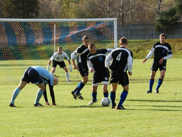 Jantar  Ustka przegrał w Czarnym 2:4.