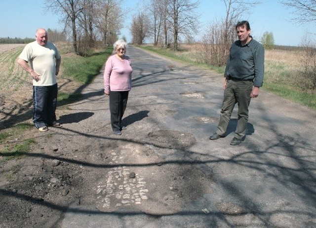 - Na tej drodze dziura jest koło dziury - pokazują mieszkańcy Przybyszewa. 