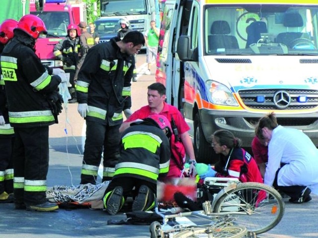 Ratownicy o życie rowerzysty walczyli przez 40 minut. Niestety obrażenia po potrąceniu przez TIR-a okazały się śmiertelne