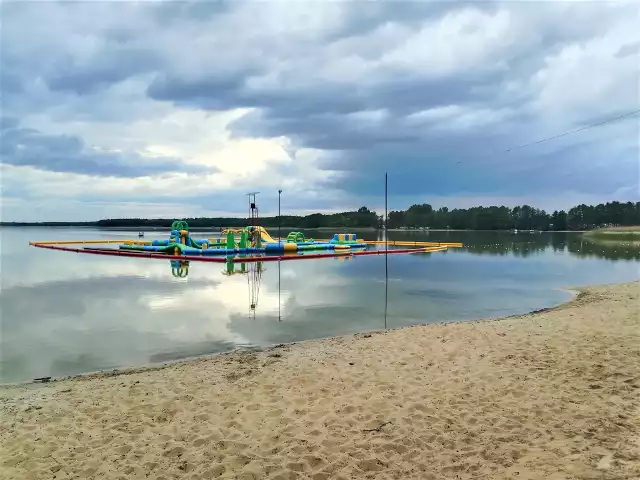 Plaża nad Jeziorem Zdworskim, ok 100km od granic Warszawy