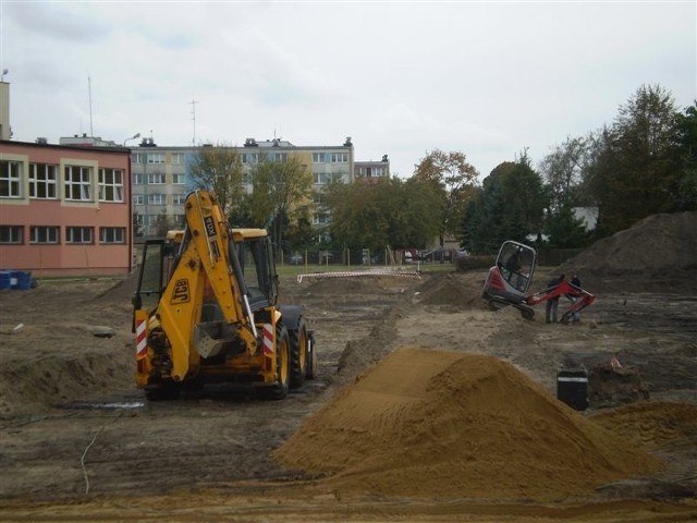 Przy gimnazjum nr 1, dwie koparki pracują na pełnych obrotach.