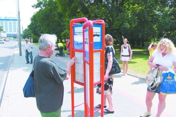 Pasażerom kończy się cierpliwość. Na przystanku przy Alei Piłsudskiego.