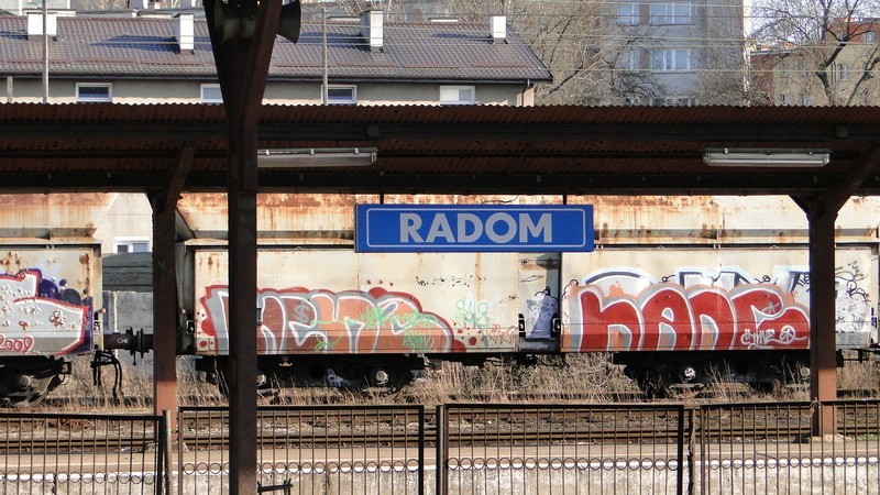 Widok z okien pociągu na stację w Radomiu.