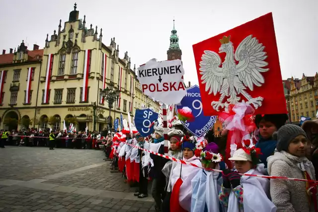 11 listopada we Wrocławiu. W tym roku 98. rocznica odzyskania przez Polskę niepodległości. We Wrocławiu obchody będą miały kilka ważnych punktów. Będzie msza w kościele p.w. św. Elżbiety, apel niepodległościowy na pl. Gołębim, a po nim z Rynku wyruszy kolorowa parada, oczywiście obowiązkowo z marszałkiem Piłsudskim na czele.SPRAWDŹ CO SIĘ BĘDZIE DZIAŁO 11 LISTOPADA WE WROCŁAWIU - PORUSZAJ SIĘ PO GALERII - PROGRAMIE PRZY POMOCY STRZAŁEK NA KLAWIATURZE