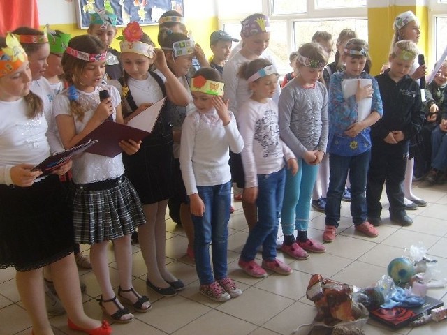 Dzieci ze Szkoły Podstawowej w Psarach wystawili spektakl poświęcony kwestii ekologii i ochrony środowiska. 