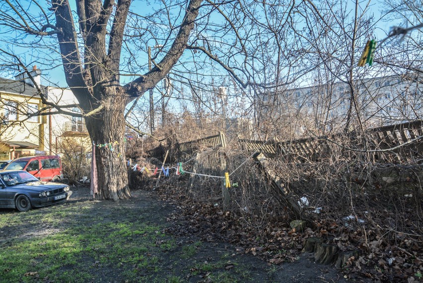 Betonowy płot na ul. Wolskiej w Lublinie od lat jest w fatalnym stanie. Okoliczni mieszkańcy ostrzegają: - Dojdzie do nieszczęścia