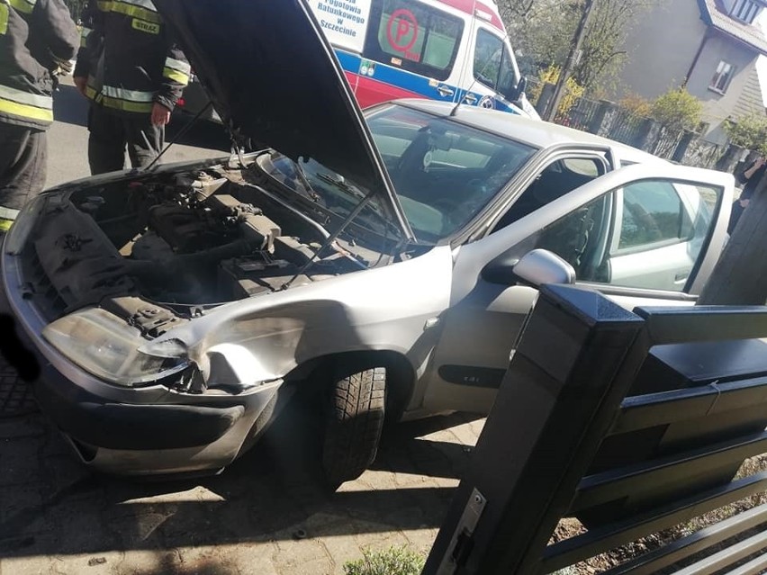 Wypadek na ulicy Kingi w Szczecinie. Kierowca zasłabł i uderzył w uliczną latarnię. Zmarł po reanimacji 
