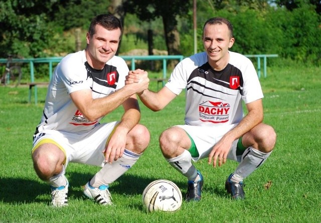 Bracia Pyszczek - Konrad (z lewej) i Łukasz - od tego sezonu grają w Klimontowiance Klimontów. Chcą jej pomóc w awansie do klasy okręgowej.