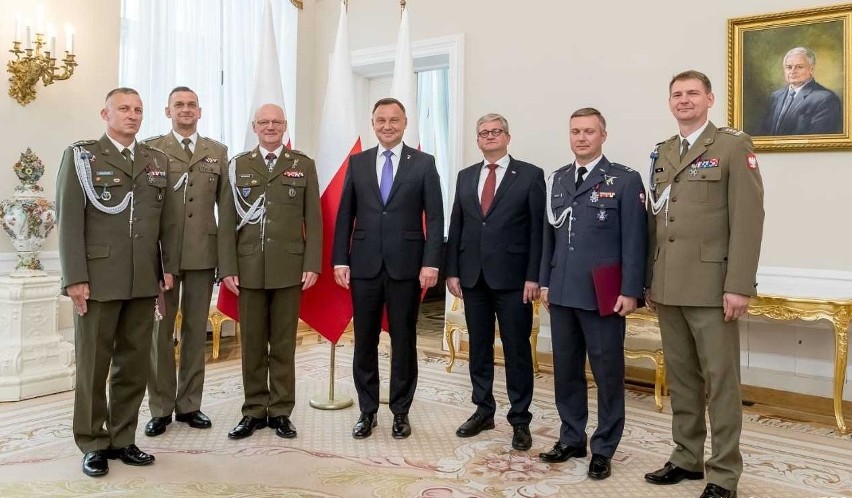 Pułkownik Grzegorz Kaliciak (pierwszy z lewej) podczas...