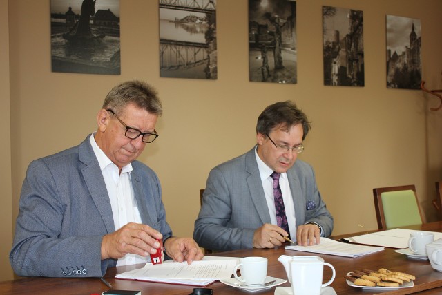 Podpisanie umowy przez prezesa "Wodociągów", Krzysztofa Dąbrowskiego z wykonawcą - firmą Melbud - pierwszego etapu inwestycji, którego wartość oszacowano na 22,5 mln zł.