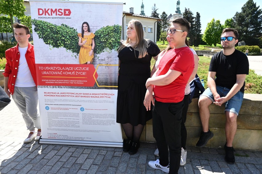 Kielce ratują życie! Oni oddali szpik kostny walczącym o życie pacjentom. Fundacja DKMS zachęca do rejestracji. Zobacz film 