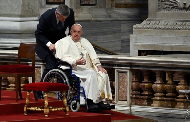 Papież Franciszek nie weźmie udziału w Drodze Krzyżowej w Koloseum. Dlaczego?