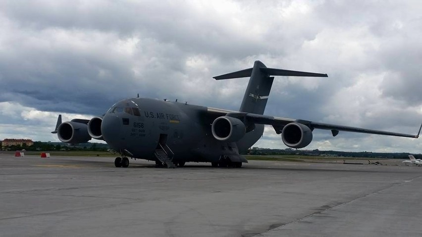 Olbrzymi samolot Boeing C-17 Globemaster  wylądował na gdańskim lotnisku 