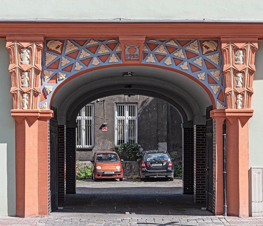 Bytomska kamienica przy ul. Piłsudskiego z tytułem "Fasada...