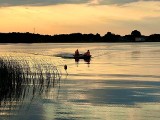 Woda kusi przy dobrej pogodzie. W Osieku wędkarz wypadł z łódki. Na szczęście wszystko dobrze się skończyło