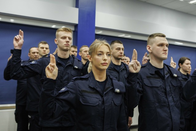 W Oddziale Prewencji Policji w Białymstoku uroczyste ślubowanie złożyło czterdziestu przyjętych do funkcjonariuszy
