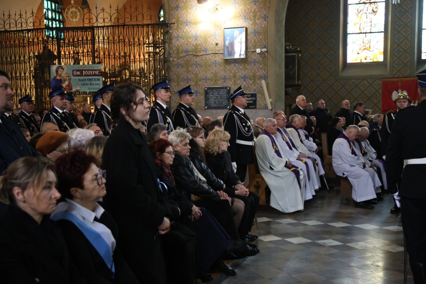 Pogrzeb księdza Czesława Krzyszkowskiego w Lisowie. Tłumy żegnały byłego proboszcza. Mszy pogrzebowej przewodniczył biskup Jan Piotrowski