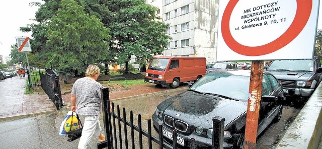 Nie można już korzystać z jednego z najbardziej znanych skrótów w mieście: przejścia z ulicy Giełdowej prosto na ulicę Budowlaną.