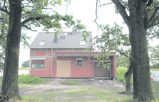 Dom powstaje w Chmielowicach  na 8,5-arowej działce w otoczeniu zieleni.