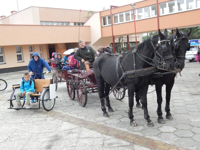 Przejazdy bryczką i rikszą cieszyły się wielkim zainteresowaniem. Opolskich uczniów nie zraził nawet deszcz.