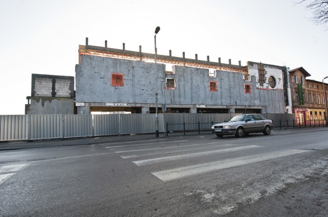 Biedronka w Mielnie powstaje na działce po byłym ośrodku "Jantar". Będzie miała stylowy front i półokrągły dach.