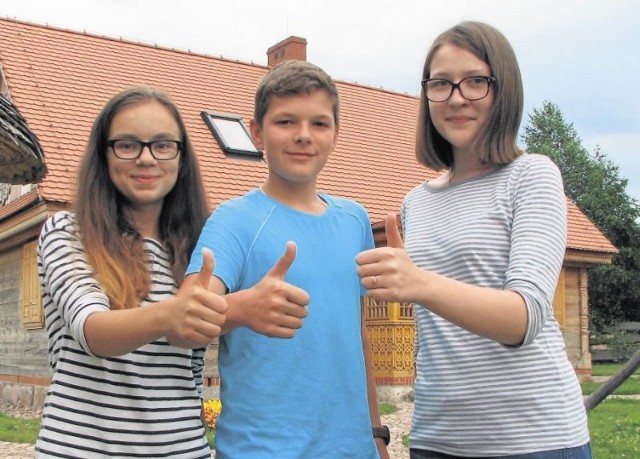Chcielibyśmy przyjechać na studia do Polski, a potem być może osiąść na stałe w kraju naszych przodków - mówią młodzi Polacy z Białorusi. Na zdjęciu Ola, Zosia i Władek podczas wizyty we wsi Kaniuki nad Narwią.